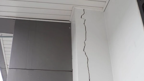 Zakaj se na stenah pojavljajo razpoke in kako se jim izogniti?